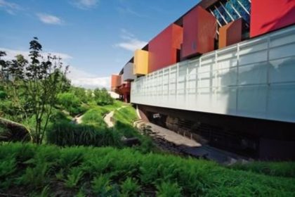 62192-musee-du-quai-branly-vue-exterieure-du-batiment-musee-et-des-boites-scenographiques-juin-2007-jardin-d-ete-2011